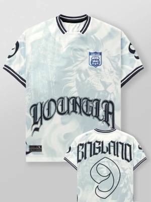 YoungLA England Football Jersey i vit/ljusblå - Helt ny och oanvänd YoungLA England Football Jersey i vit/ljusblå design. Exklusiv fotbollsinspirerad tröja med stort lejonmotiv, England/YLA-emblem på bröstet och kraftig YOUNGLA-grafik framtill. På ryggen finns ENGLAND 9 i stor statement-design. Kontrasterande ribbade detaljer vid hals och ärmar ger en premium retro-look. En riktigt unik YoungLA-piece, perfekt för gym, streetwear eller samling.