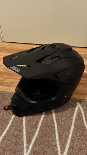 Svart crosshjälm från raven ALDRIG ANVÄND! - MC hjälm säljs då jag sålde min el sparkcykel, jag använde aldrig den när jag hade den då jag inte tycker om hjälm så den har bara suttit och samlat på Damm