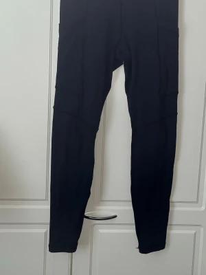 Leggingsit M - Mustat Socin leggingsit. Pari kertaa ollut jalassa ja pesty. Taskut molemmissa sivuissa. Vyötäröllä kiristysnauhat. Koko M. Vyötärön leveys n 35cm, haara-lahje n 68cm, haara-vyötärö n 25cm. Eläintalous MMM Katsothan myös muut ilmoitukseni Tarjoa 