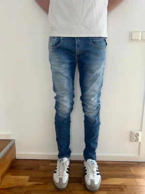 Replay Anbass Jeans - Säljer just nu dessa feta Replay Anbass  Jeans🙌🏻Storlek: 32/34. Längd= 113 cm | Midja= 40 cm | Skriv för fler frågor eller funderingar! Modellen är 190 cm och väger 75 kg!