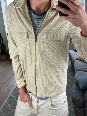 Overhsirt Beige  - Snygg och trendig! Mått: A:52 B:50 C:50 D:62 (cm) Skriv vid fundering! 😇🙌