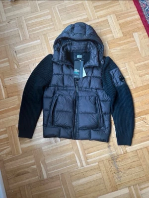cp company cardigan - säljer min cp company cardigan i storlek S. den har en slim passform. väldigt skön och passar bra till allt! Nyskick.