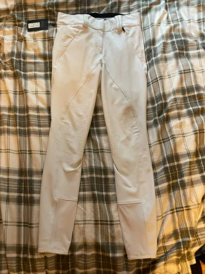 Vita ridbyxor  - Snygga vita ridbyxor av JH collection . Byxorna har bälteshällor och två fickor fram. Aldrig använda men fått några små fläckar som går att tvätta bort. Lappen sitter kvar.
