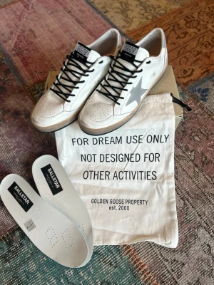 Golden Goose - Säljer ett par troligt snygga skor från märket Golden Goose i den mycket eftertraktade modellen Ballstar. Storlek 43. Säljer för att den tyvär är för små för mig. Tveka inte på att höra av dig vid frågor. 