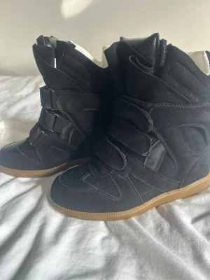 Isabel Marant  - Säljer mina Isabel Marants! Fantastiskt skick, se bilder. Förmånligt pris. Har tagit hand om dem väl, inga skador. Köpbevis finns. Säljes då jag vuxit ur dem. Först till kvarn!