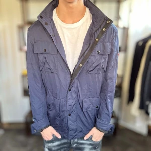 Field jacket - Mycket fint skick, inga defekter. Nypris ca 2500kr. Passar dig som är 180-190cm ungefär. Modellen är 185 cm, 75 kg. Alltid billigare pris vid köp av flera varor‼️🙌Svarar alltid på frågor eller funderingar!  