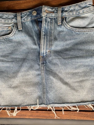 Jeanskjol Mango - Kort jeanskjol. Längd 35 cm, midjemått 70 cm.