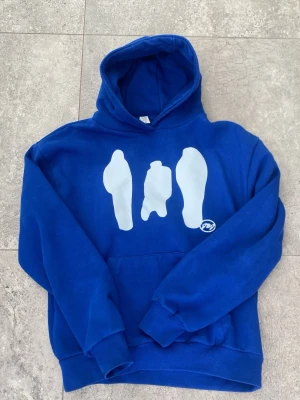 Blå hoodie från jbj clothing - Snygg blå hoodie med stor vit grafisk print på bröstet. Storlek M och säljer då den används för lite.  Pris kan diskutera vid snabb affär✅