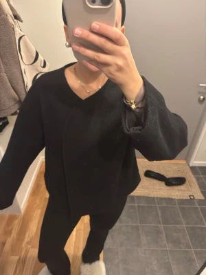 svart kappa  - svart kort kappa från gina tricot, är lite nipprig men annars fin. 