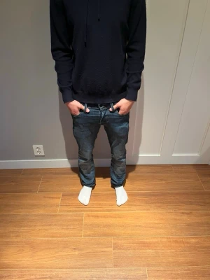 Mörkblå jack and Jones jeans - Säljer ett par mörkblå jeans med rak passform och klassisk femficksdesign. Jeansen har normal midja och är tillverkade i denim med lätt tvättad look. 27W 30L.