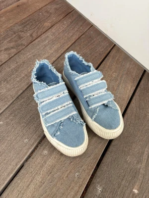 Blå sneakers från Even&Odd - Ljusblå sneakers i jeans tyg från even&odd. Knappt använda