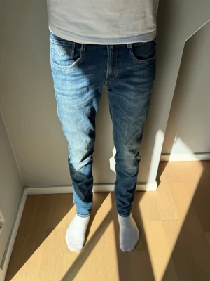 Replay Anbass, 27/30 - Replay Anbass i en riktig snygg tvätt och färg. Storleken är 27/30, killen på bilden är 180cm😃            //VIO Closet