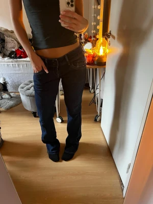 Hilfiger denim lowwaist bootcut jeans - Hilfiger denim lowwaist bootcut jeans köpta på vintage&friends. Midjemått: 44cm Innerbenslängd: 88cm. W 32 L 34