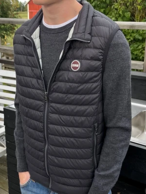 Colmar väst - Toppenskick Storlek S, normalstor Modellen är 180cm och 66kg Hör gärna av dig