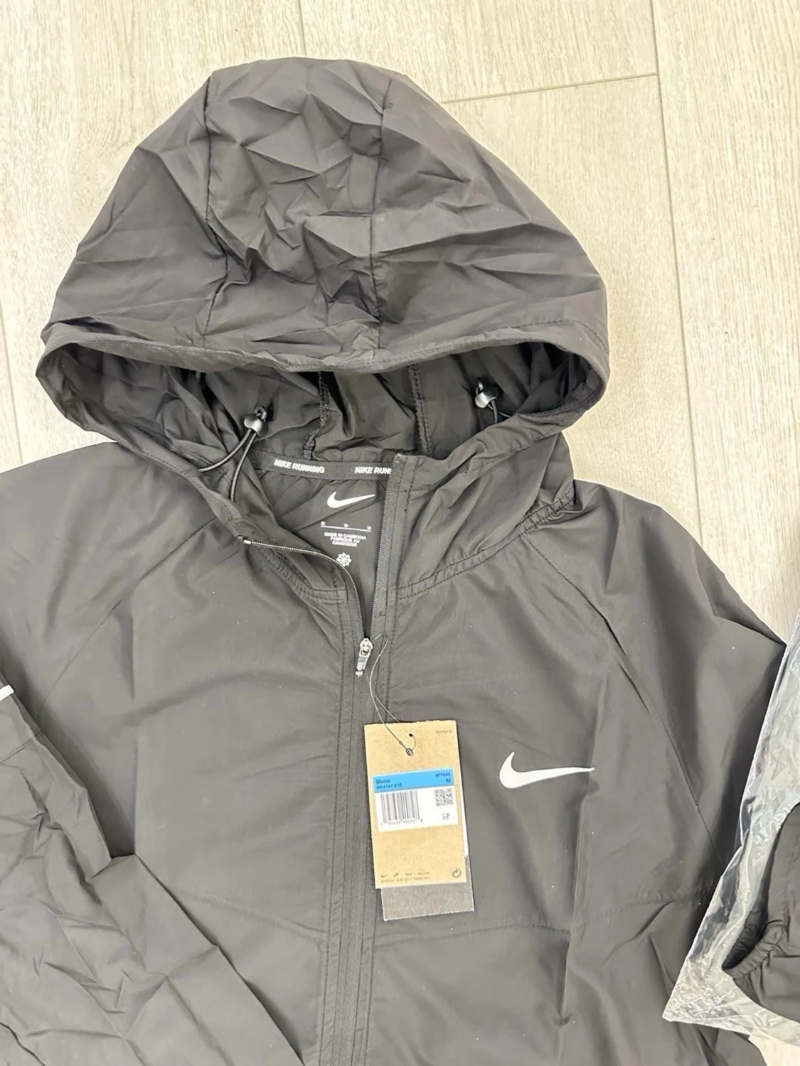 Svart vindjacka från Nike med huva - 3