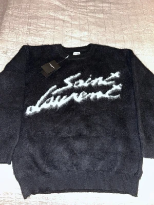Saint Laurent tröja - Tjena gubbs och tjubbs lilla Erik hade sönder studsmattan med sin vikt och nu måste jag betala för det så hjälp mig nu. Frugan tjatar på fullt att denna tröja måste bort men vad ska man göra, tror det är lingon veckan. Är helt ny med lappen på och allt. Pris kan diskuteras vid snabb affär!!! 