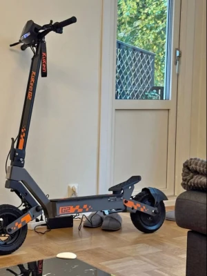 Svart el-scooter KuKirin G2 - Säljer en svart el-scooter KuKirin . Den är nån vecka gammal ska sälja för jag fick körkortet. Den hämtas i Helsingborg annars tar jag leveransavgift beroende på platsen!.