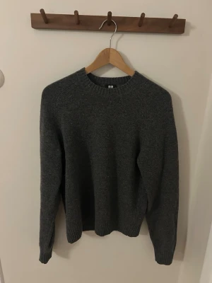Stickat tröja  - Stickad tröja från Uniqlo. Storlek S, passar ca 170cm. 