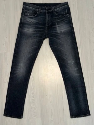 Dondups jeans svarta  - Snygga svarta slim fit jeans med diskreta slitningar och tvättade detaljer. Klassisk femficksmodell med dragkedjegylf och raka ben. Jeansen har en modern look och passar perfekt till en avslappnad stil. Dondups jeans 