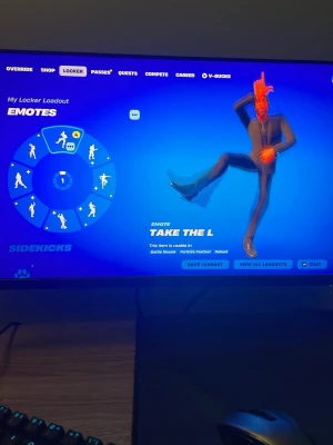 Fortnite-konto med emotes och gliders - Säljer ett Fortnite-konto med flera unika emotes som 'Take The L' och ett stort urval av gliders. Perfekt för dig som vill ha många kosmetiska tillval och anpassa din spelupplevelse. Allt syns på bilderna, fråga gärna om fler detaljer!