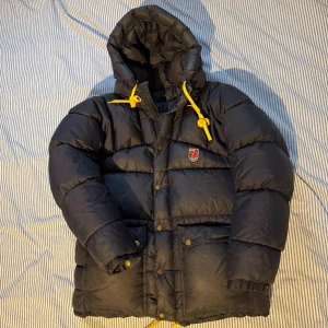 Fjällräven jacka - Superfin och varm svart Fjällräven jacka! | Storlek xxs men de är stora i storleken så passar S/M | Fint skick överlag inga hål eller revor, men har några svaga fläckar på baksian (syns på den sista bilden) inget man märker vid använding | Kontakta mig vid frågor eller funderingar!💗 