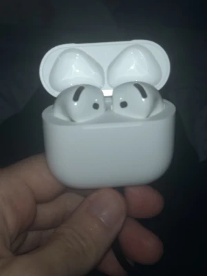 AirPods 4  - AirPods 4 (Använd Sparsamt) (Orginal Apple) All ljud Är Perfekt / Samt Batteri 🔋 👌🤩, Riktig Feta Airpods Ska du köpa nya från butik, så kostar dom cirka 1400kr + Frakt Mvh  