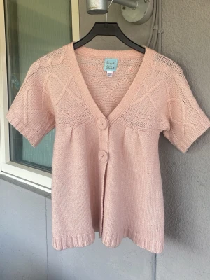 Supersöt stickad babydoll kofta💕 - Supersöt rosa babydoll stickad kofta❤️Passar xs/s. Tror ullblend/lappar fattas köpt sacond hand😊