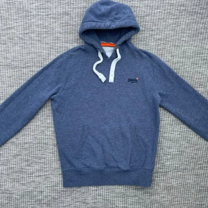 Superdry hoodie - Säljer nu denna riktigt feta superdry hoodien!🙌 Storlek: M🤝 Skick: 8.5/10🌟 Hör gärna av er vid frågor eller funderingar!🤗