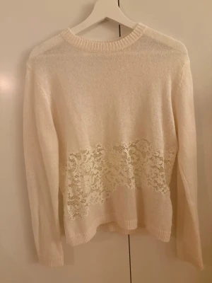 Vit stickad tröja med spetsdetalj - Säljer den trendiga tröjan från Zara. Tröjan säljs inte längre, M i storlek men skulle säga att den är liten och passar mer XS/S!💕 Priset kan diskuteras.