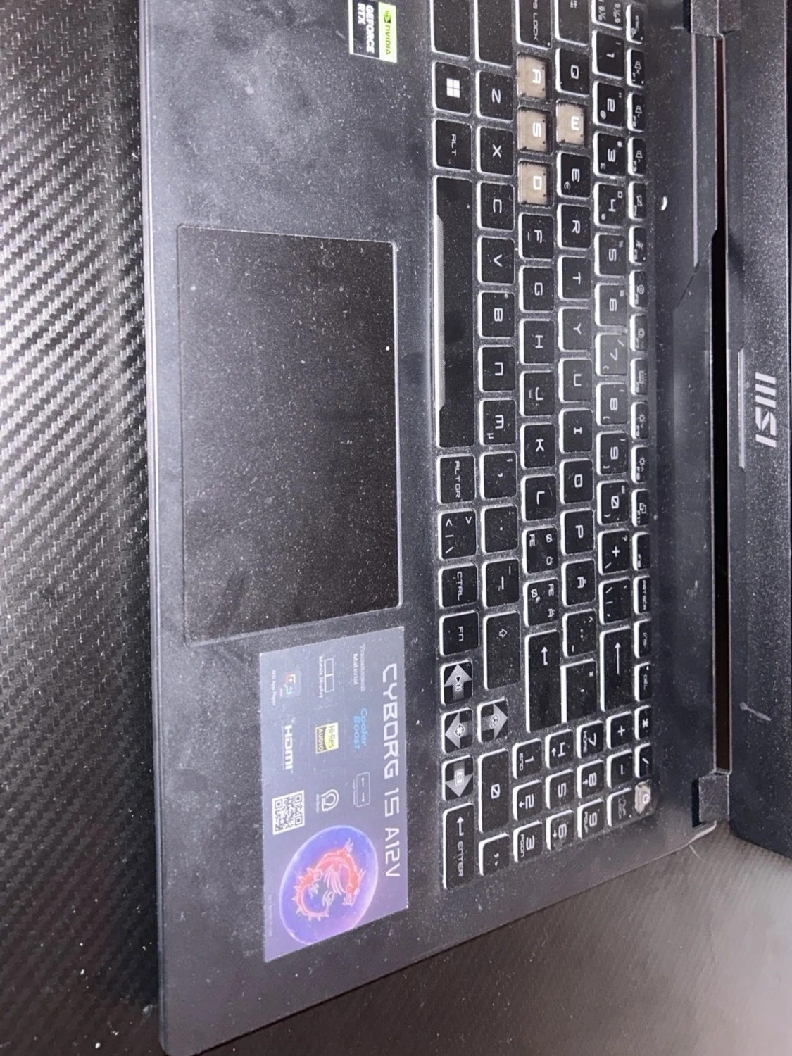 Svart MSI gaming laptop - 2