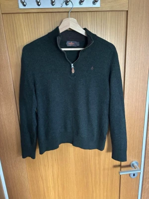 Morris meeinlull halfzip - Grön morris halfzip Har desvärre krymt i tvätten så passar mer som Xs-Xxs| 📏 50cm bredd under armhålorna, 56cm längd, 57cm armlängd  | Skriv vid frågor eller funderingar!