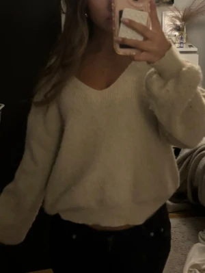 Beige stickad tröja  - Beige stickad tröja med v ringning från shein, mysig men tjockt material men är nopprig 