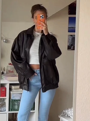 Oversized Leather Jacket - Säljer min Stradivarius Faux Leather Jacket. Använd ett fåtal gånger och säljer då den är för stor på mig. Slutsålt överallt. Nypris: 800kr