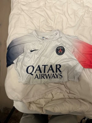 PSG - Skön PSG tröja med Mbappe på ryggen med snygga ärmar 