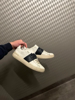 Valentino open - Tjenare! Säljer nu mina Valentinos då jag behöver lite cash💵lite slitna i hälen och sulan (inget man ser när dem sitter på) men annars skulle en tvätt göra jobbet!🫧 dustbag tillkommer men lådan finns tyvärr inte kvar. hör gärna av er vid minsta funderingar eller vid behov av fler bilder, mvh Olle👋