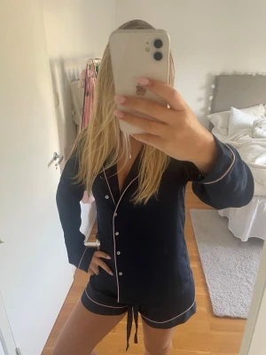 Siden pyjamas - Så fin pyjamas med skönt material💙💙aldrig använt, endast testat🌙🌙