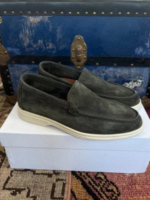 Italienska mocka loafers - Loafers likt summer walks från Loro piana, storlek 42