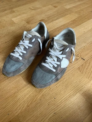 Philippe Model sneakers  - Snygga sneakers i från Philippe Model aldrig använda, köpta här på plick och har bara legat ute.  