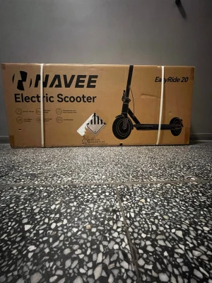 Navee EasyRide 20 elscooter - Säljer en Navee EasyRide 20 elektrisk scooter i originalkartong. Lådan är brun med svart tryck och visar en bild på scootern. Perfekt för dig som vill ha ett smidigt och miljövänligt transportmedel i stan. den är helt oanvänd och laglig och säljer den för ett underbart pris.