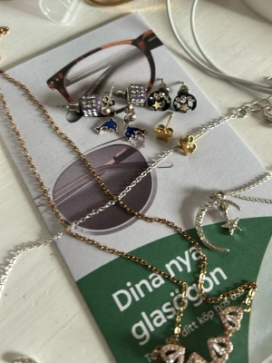 Mixade örhängen med stjärnor och djur - Säljer örhängen och halsband med olika motiv. Alla smycken är oäkta. 