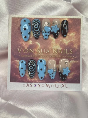 BlueHypnotic (S);Medium Almond - Unika handgjorda press-on naglar i en medium lång mandelform med blå, brunt och nude med french design. Naglarna har coola mönster som prickar, spiraler och handgjorda 3D-charms. Handgjorda och dekorerade med små kristaller för extra edge. Perfekt för dig som vill sticka ut med din nagelstil.S: 15 mm, 11,5 mm, 12 mm, 11 mm, 9 mm 