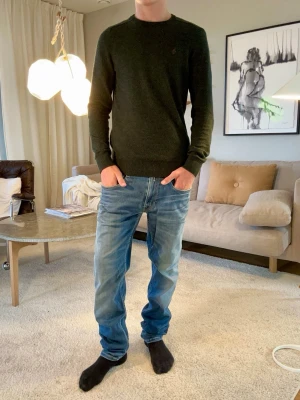 Vintage faded Grisch slim/straight Replay jeans - Hej 👋🏼   Jag säljer dessa sjukt snygga Replay jeans med fades, dessa jeans har en slim/straight passform.  Jeansen är perfekta nu inför hösten och är enkla att styla!  Modellen är 165cm 54kg (Utgå efter mått)  Modell: Anbass  Storlek: 31/32 Pris: 349kr Frakt: 48 timmar! Midja: 41cm Längd: 105cm Låröppning: 25cm Benöppning: 16cm  Är öppen till bud📸