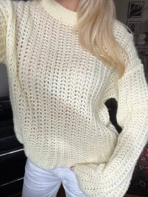 Ljusgul stickad tröja - Säljer en ljusgul, oversized stickad tröja med grovstickat hålmönster. Tröjan har rund halsringning och långa ärmar.💙
