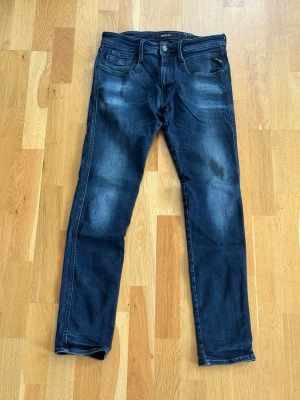 Replay jeans - Säljer ett par riktigt snygga Replay Anbass. Storleken på jeansen är W32, L32. Passar XS/S/M. Perfekta till vardagslooken och passar till det mesta. Säljs för 379kr pga att jag inte får användning av dem och nypris är 1500-1800kr!☺️