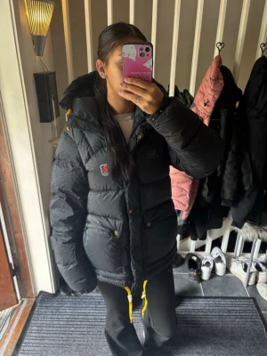 Fjällräven Expedition Down Lite - (Säljer för 5999kr på vinted! In och buda!: elinanataya6) Säljer nu min fjällräven jacka i modell/storlek Women's S, då jag behöver en mindre storlek. Jackan har inga tecken på slitage, den är lite knölig då den legat nerpackad men de kommer rätta till sig med tiden. Annars är den i mycket fint skick! Snörena på jackan var smutsiga men har rengjort dom nu! Så kan inte hitta några defekter alls på jackan:) (Pris kan även diskuteras till viss en del) Skriv om du har frågor:)