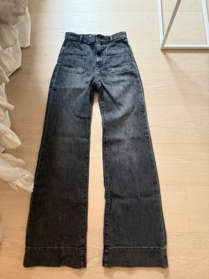 Jeanerica Jeans  - Suuuuper snygga grå jeans från jeanerica! Snygg passform och fina detaljer så som fickor framtill! Köpta för 2000 kronor och fortfarande jätte fint skick! 👏🏼⭐️⭐️skriv vid frågor!