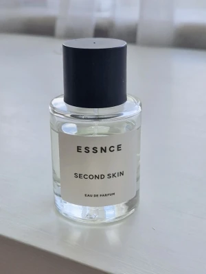 ESSNCE Second Skin Eau de Parfum  - Ca 80% kvar.                                                       Toppnoter Rosépeppar  Hjärtnoter Iris  Basnoter Ambroxan Ambrette 