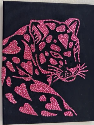 Bedazzled tavla med rosa leopard  - Handgjord bedazzled rosa leopard tavla 