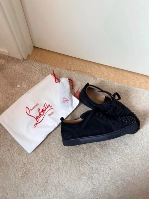Svarta sneakers med nitar från Louboutin, perfekt för den som vill ha en LITE snyggare skorotation - Äkta loubs med extra snören och extra nitar