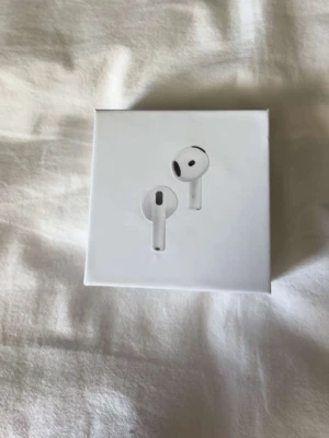 Apple AirPods 4 med brusreducering - Säljer mina Apple AirPods 4 med aktiv brusreducering då jag inte har någon nytta av dom. Trådlösa hörlurar i vit färg med stilren och kompakt design. Kompatibla med USB-C och Apple Watch. Perfekta för musik, samtal och gaming.